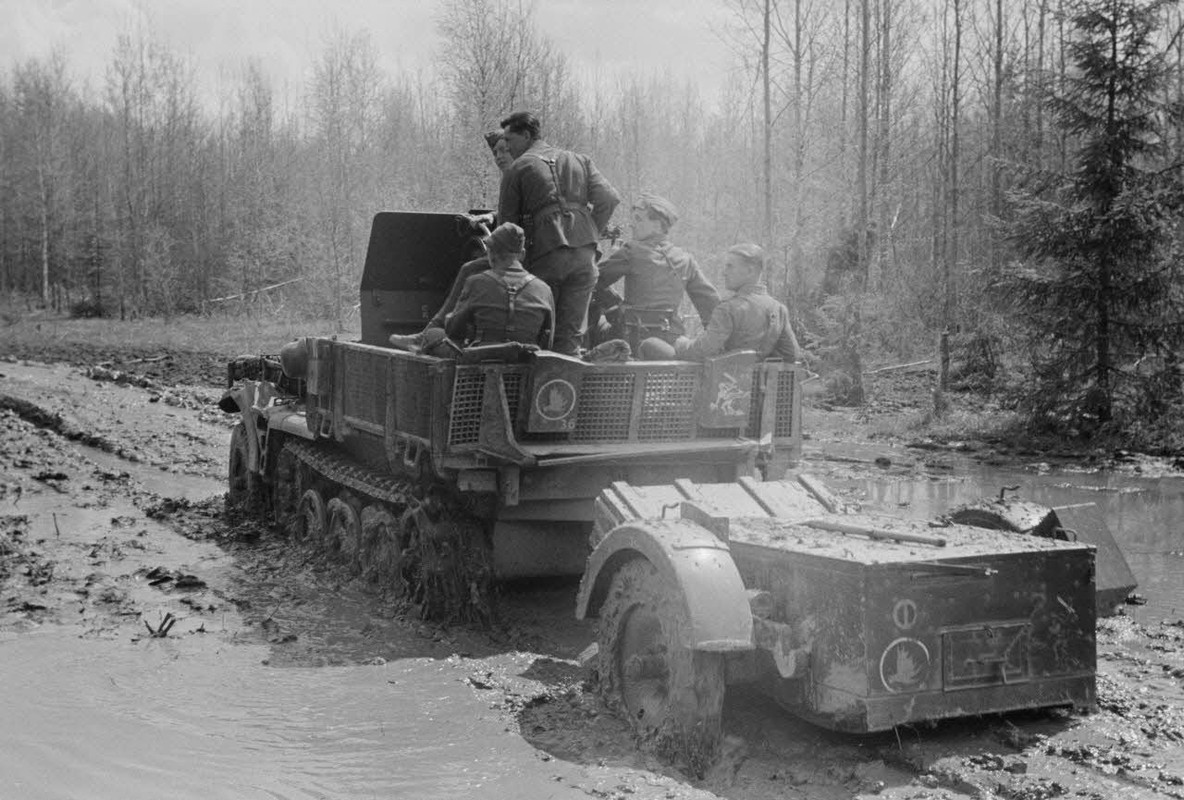 Un semi-chenillé Sd.kfz.7-1 armé de 2 cm FlaKvierling 38 et son équipage du Leichte Flak Abteilung 7