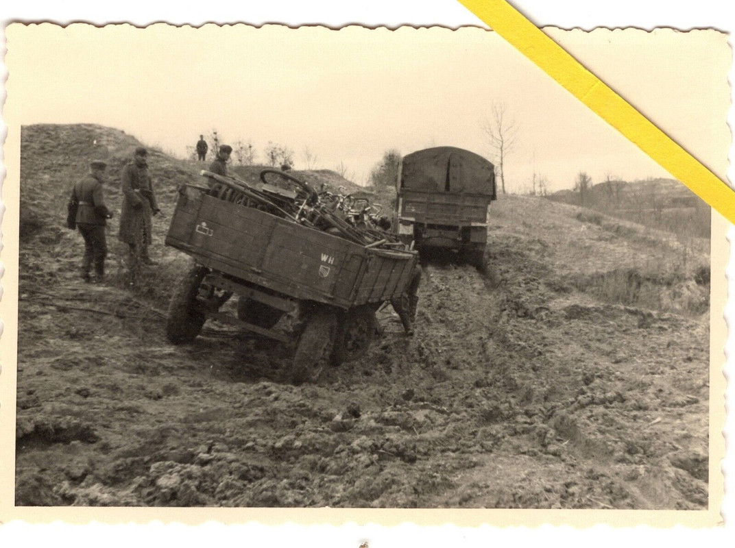 Foto 2x Technik zerstörter Panzer II & Lkws bei Shisdra, Russland, Ostfront 1941