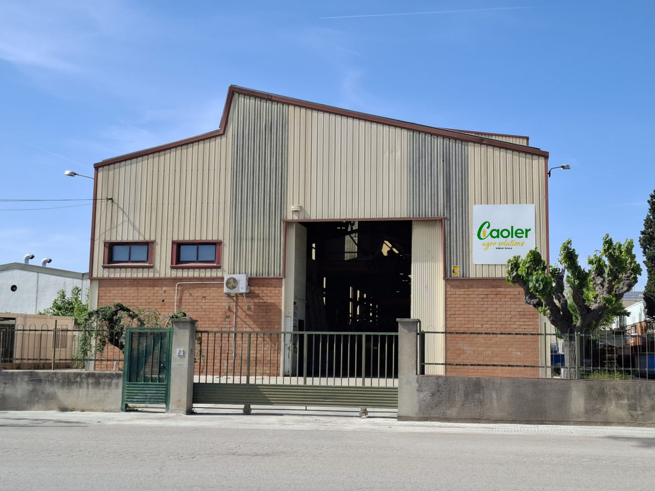 Acceso nave industrial Caoler