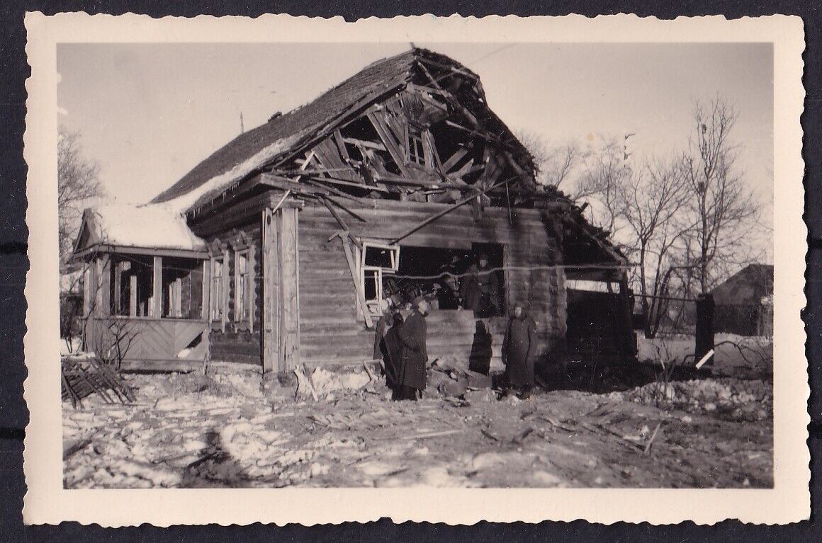 Soldaten vor Unterkunft, Bauernhaus im Winter 1941, Rußland