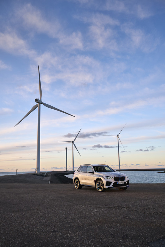 P90494400_highRes_bmw-ix5-hydrogen-on-