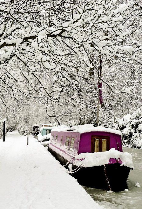 magentanarrowboatsnow.jpg