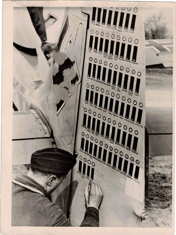 Foto FW 190 Seitenruder mit 65 (!!!) Abschussbalken