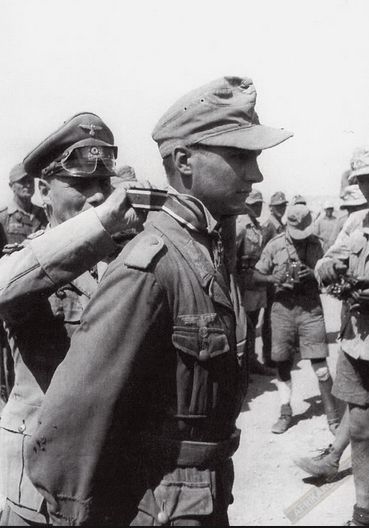 Günter Halm recibe la Cruz de Caballero de manos de Erwin Rommel Günter Halm recibe la Cruz de Caballero de manos de Erwin Rommel