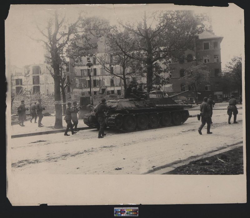 Советские танкисты и автоматчики в бою с фашистами на улицах Берлина.