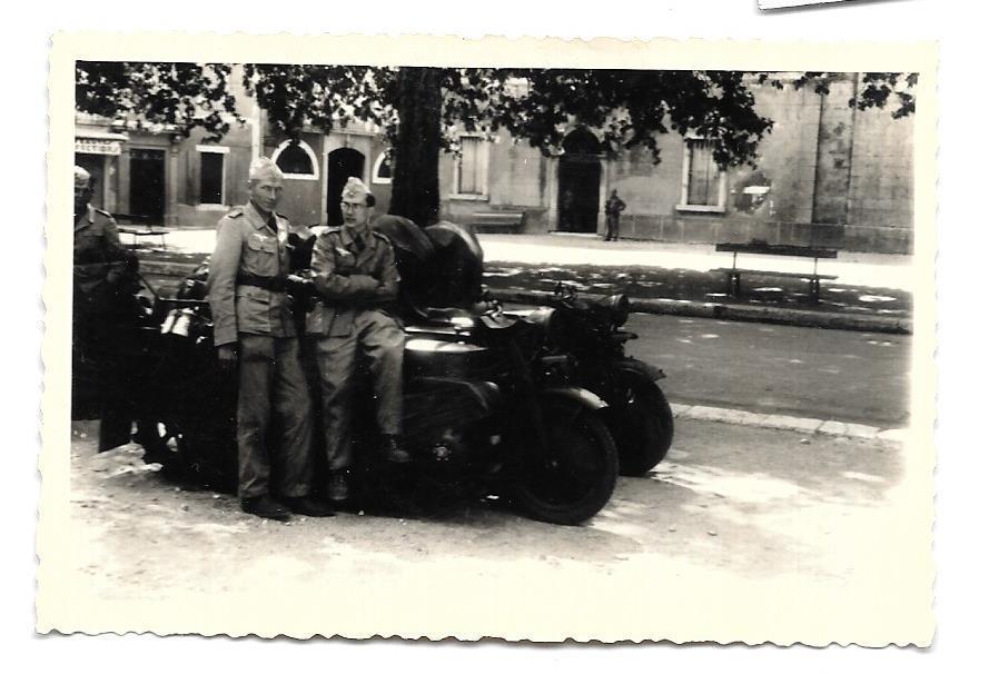 Foto 1943 Deutsche Fallschirmjäger mit Ihren NSU Kettenkrädern K
