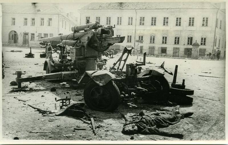 Разбитое немецкое орудие на улице освобожденного Вильнюса.