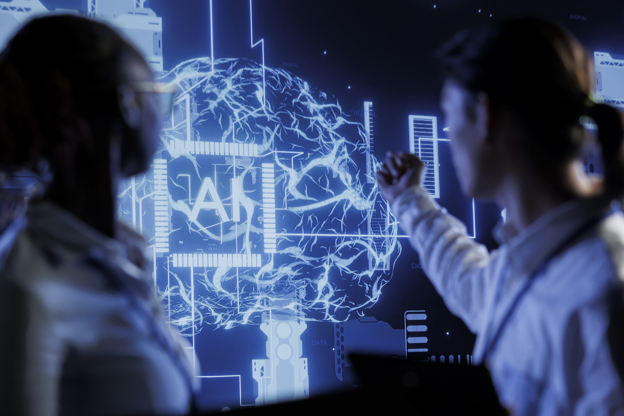 Profesionales aplicando inteligencia artificial