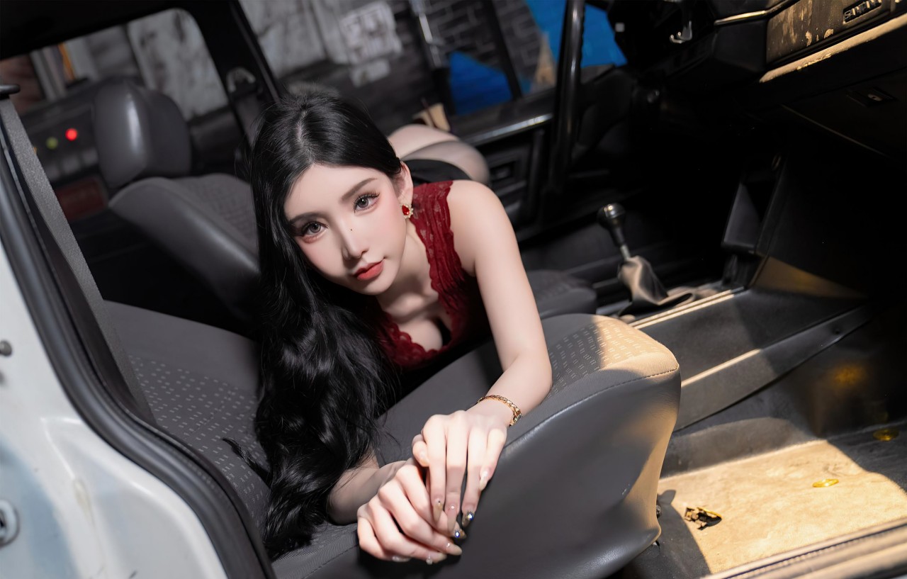 周于希《极品车模》写真，红黑拼接蕾丝上衣与黑色短裙，优雅与性感插图9