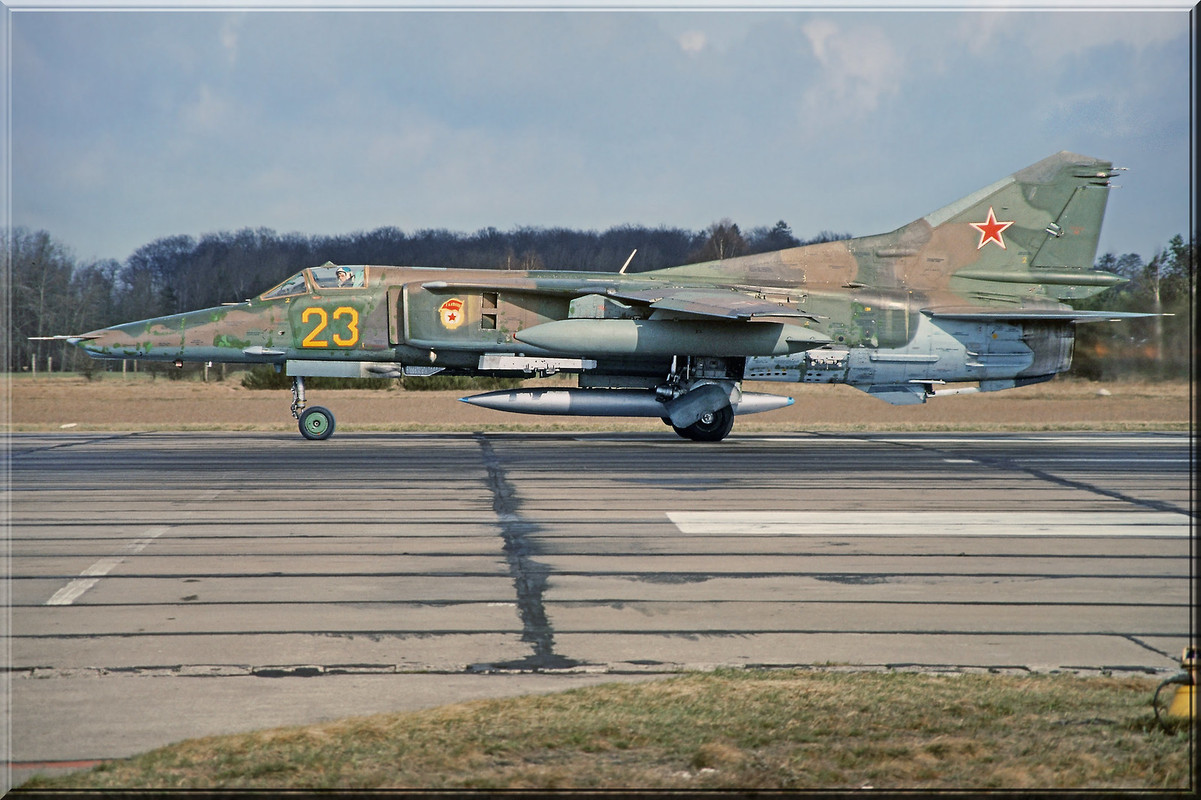 19 GvAPIB Mig-27D Yellow 23_61912561300 (6