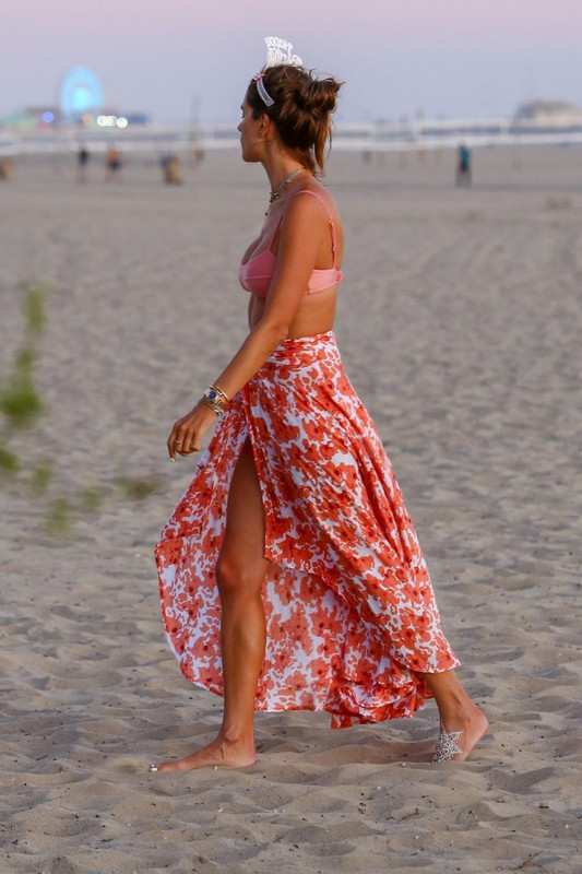 Alessandra-Ambrosio-UPSKIRTSTARS.COM-1024x1536 (20)