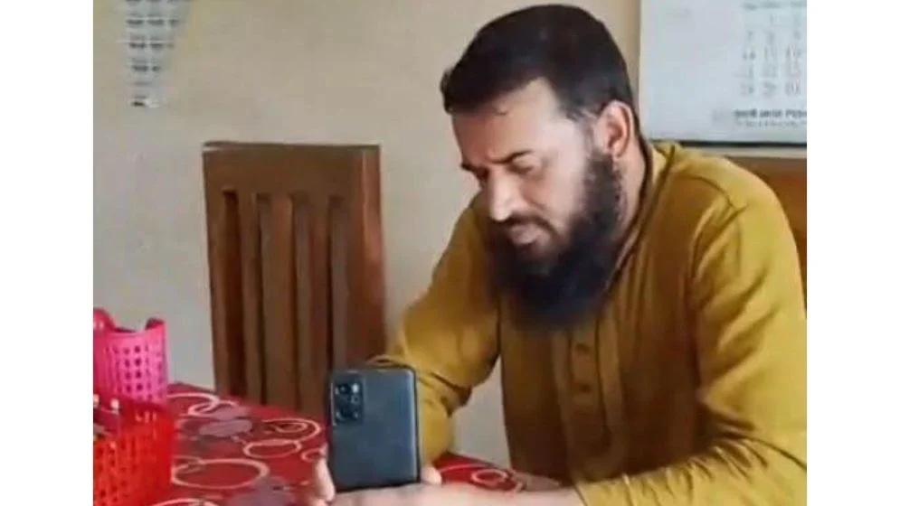 কাগজে লিখে দিলে তবেই ক্লাশ, শিক্ষকের বিরুদ্ধে নারী সহকর্মীদের হয়রানির অভিযোগ