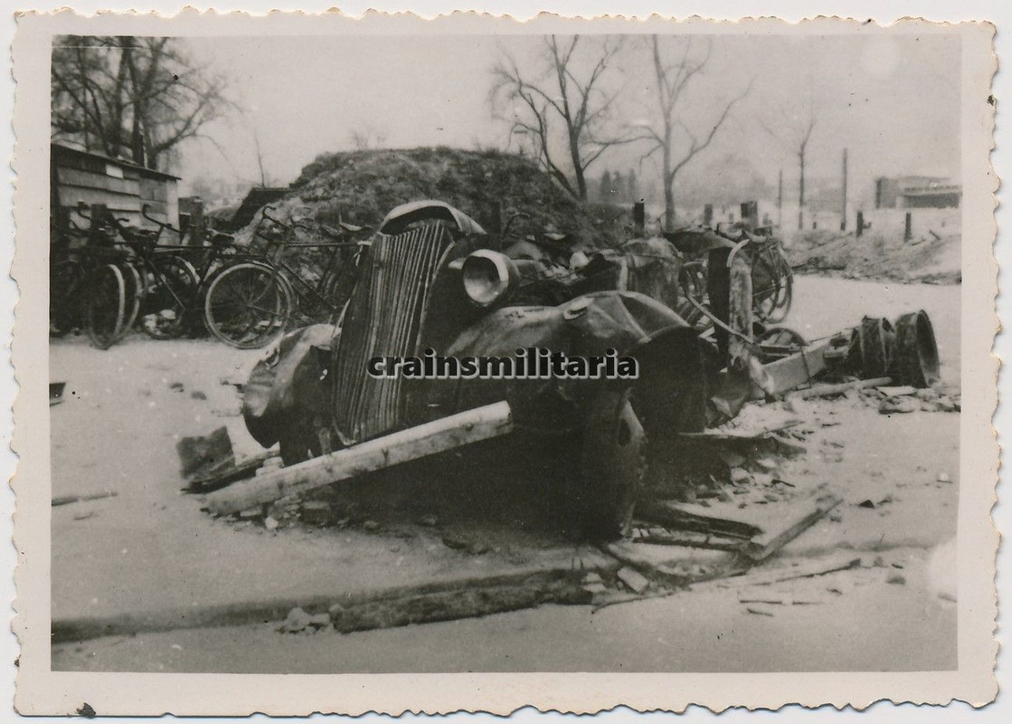 Orig. Foto zerstörte holländische Lkw im Zentrum