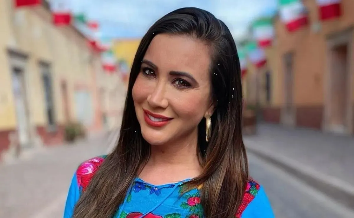 Mariazel celebra 7 años en TUDN con coqueto atuendo