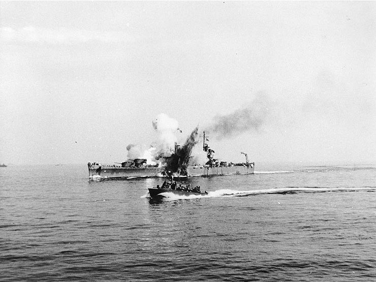 El USS Savannah es alcanzada por una bomba controlada por radio Fritz-X en ataque KG 100, 11 de septiembre de 1943