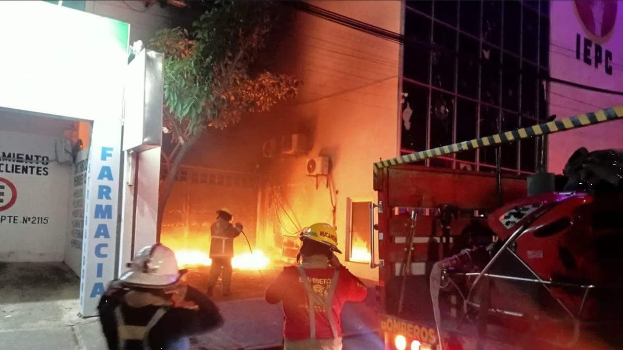 En Chiapas, presuntos normalistas vandalizan Instituto Electoral