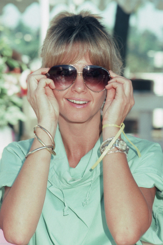 OliviaNewtonJohnon_mb82
