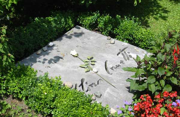 Elias-Canetti-tomb-stone