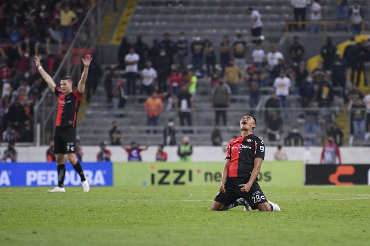 Celebran título de la Liga MX con una rosca de reyes del Atlas