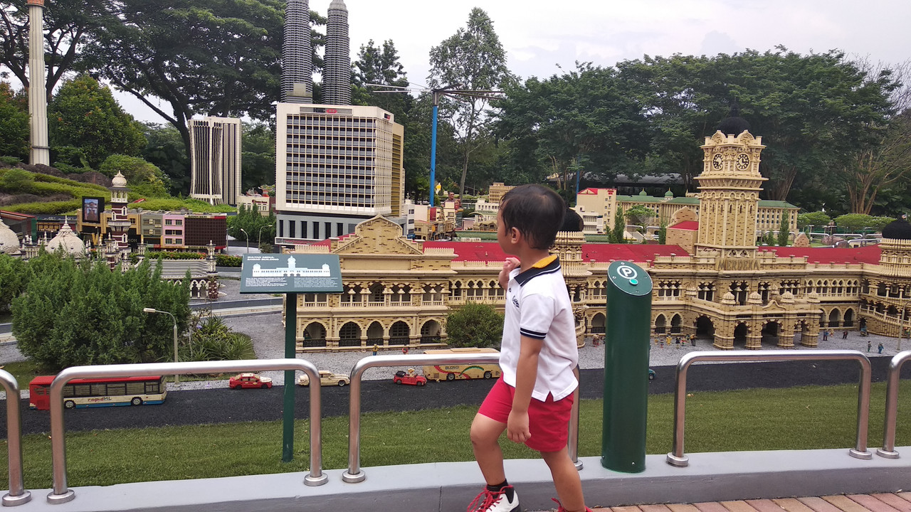 Seorang anak sedang melihat miniland