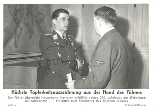 Hitler condecorando al Hauptmann Nowotny con los brillantes para su Cruz de Caballero con hojas de roble y espadas por su victoria número 250 Hitler condecorando al Hauptmann Nowotny con los brillantes para su Cruz de Caballero con hojas de roble y espadas por su victoria número 250
