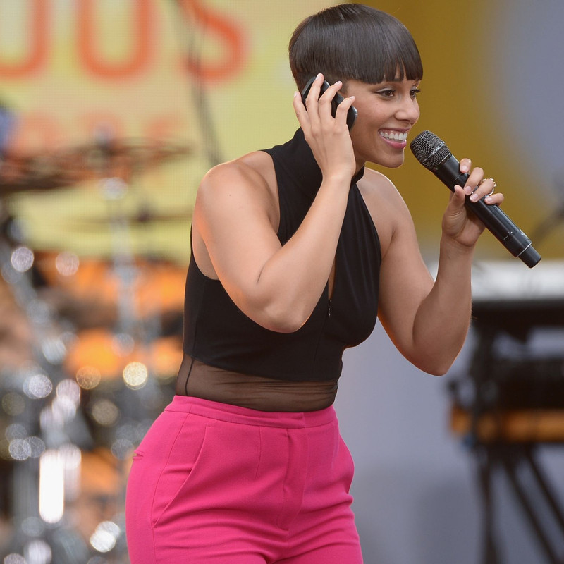 beauty-2013-08-alicia-keys-bowl-cut-main