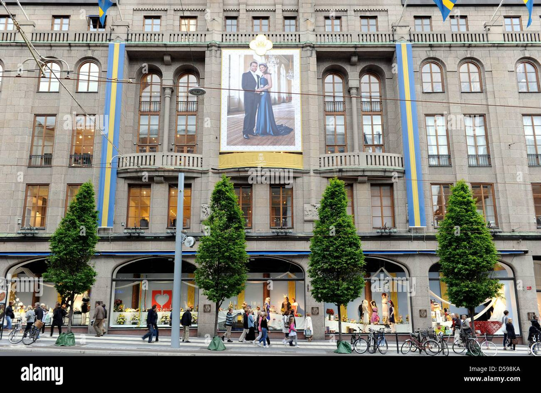 a-giant-picture-of-crown-princess-victoria-of-sweden-and-daniel-westling-D598KA