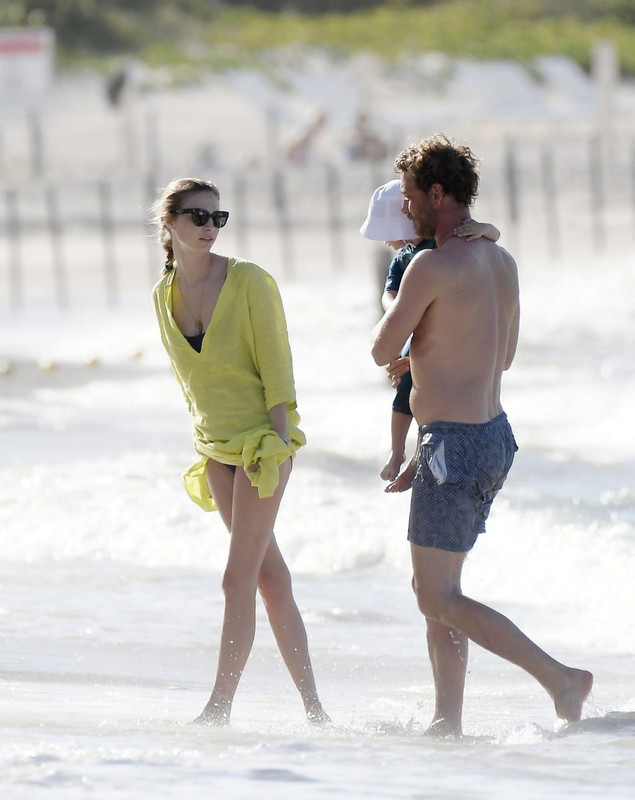 Beatrice-Borromeo-upskirt-STARS-com-1024x1380-6