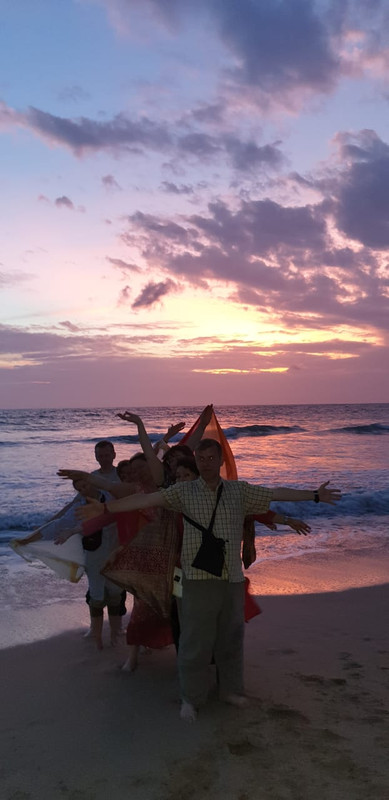 Пары выставляют голые  сиськи с членами на пляже  (15 фото эротики)