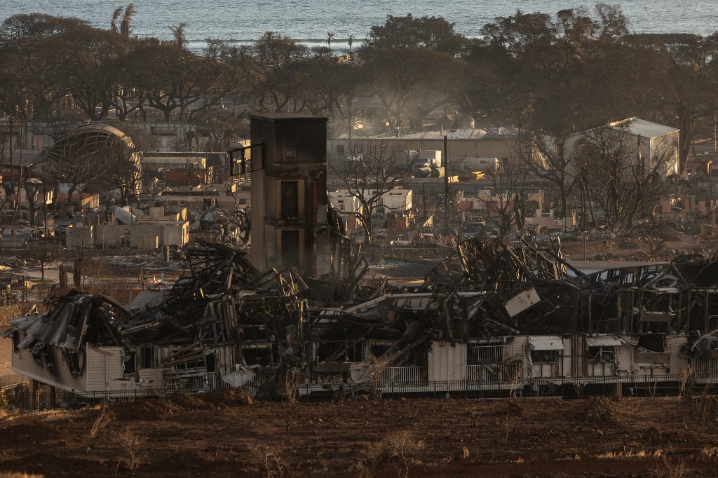 Rumah dan bangunan yang terbakar digambarkan setelah kebakaran hutan, terlihat di Lahaina, Maui barat, Hawaii pada 12 Agustus 2023. Jaksa Agung Hawaii, Anne Lopez, mengatakan pada 11 Agustus, dia membuka penyelidikan tentang penanganan kebakaran hutan yang menghancurkan yang menewaskan sedikitnya 80 orang di negara bagian itu minggu ini, karena kritik tumbuh dari tanggapan resmi. Pengumuman dan peningkatan jumlah korban tewas datang saat penduduk Lahaina diizinkan kembali ke kota untuk pertama kalinya.
