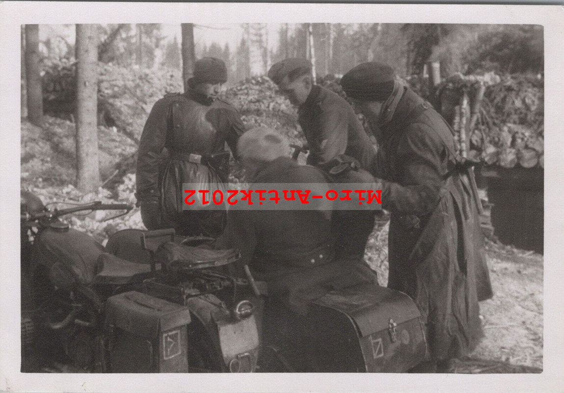 Foto Oberstlt K.H. Mürau, General fährt mit Krad, Kirischi Russland, 01