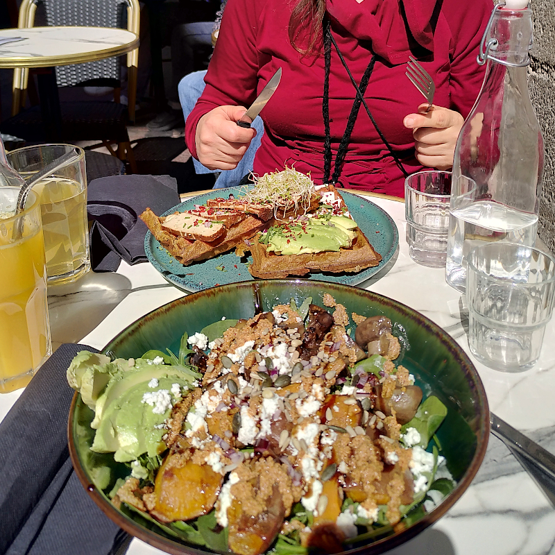 Salade et gaufres végétariennes