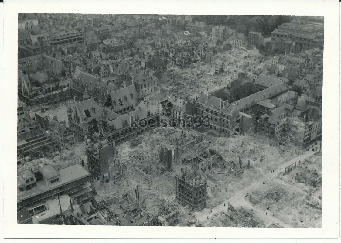 Foto Ruinen in der schwer zerstörten Stadt Rouen in Frankreich 1940