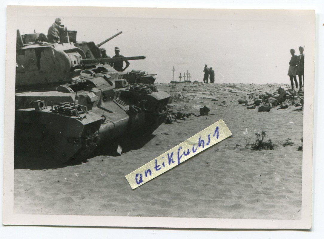 2 Panzer aus England u.Gräber in Afrika beim Afr