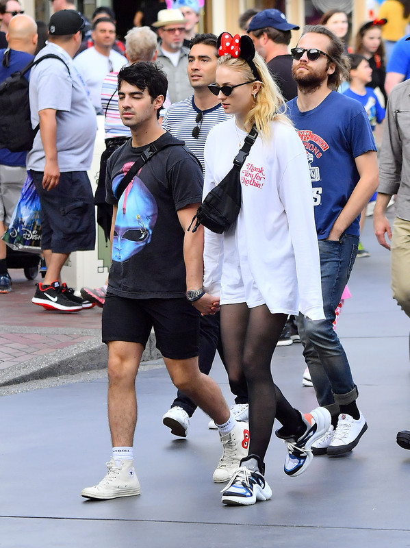 sophie-turner-walking-down-main-street-at-disneyland-in-anaheim-