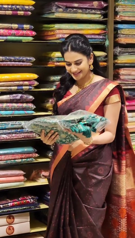 Hot Tamil Girl Sexy Navel Side view in marroon design saree.mp4_snapshot_00.03.518