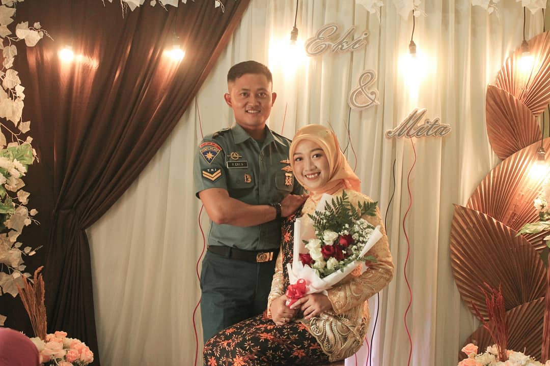 Mita Sofia bersama Sertu Bah Yoto saat lamaran