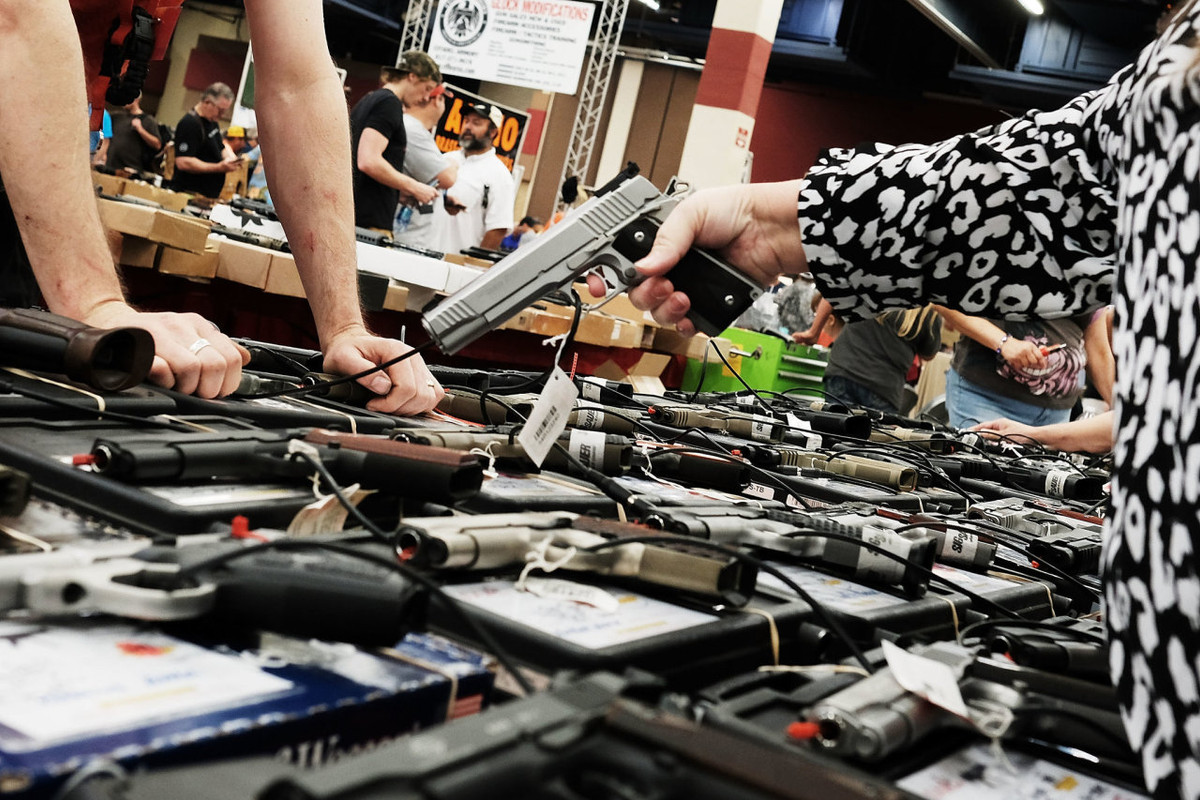 Mujer recibe millones de dólares por la muerte de su hijo y lo gasta en armas