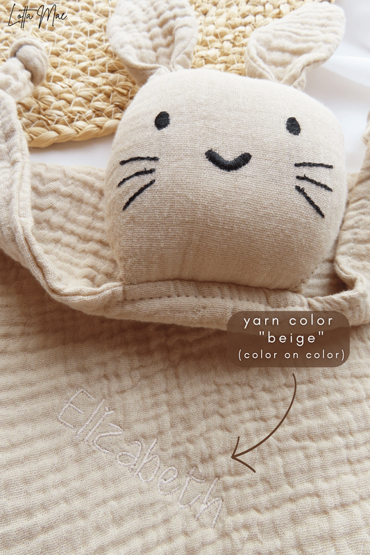 Este peluche de conejito está hecho del algodón muselina 100% más suave, por lo que es perfecto para acurrucarlo y llevarlo contigo. ¡Seguro que se convertirá en el compañero favorito de tu hijo! Además, este peluche tiene un toque especial: puede bordar el nombre o la palabra que desee para hacerlo aún más especial. Perfecto para un baby shower o un regalo de Pascua, este peluche de conejito le aportará años de confort y recuerdos. Con su lujoso tejido, su nombre bordado y su dulce diseño de conejito, este arrullo se convertirá en el compañero favorito de su hijo. 

Además, es lavable a máquina y fácil de cuidar, lo que lo convierte en el compañero perfecto para llevar a todas partes. Su pequeño no querrá soltarlo nunca. Consigue hoy mismo un peluche Bunny Cuddle Cloth y deja que tu hijo se acurruque con su nuevo mejor amigo.