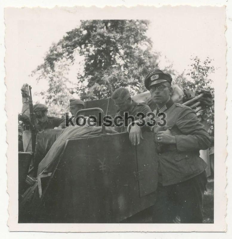 Foto Offiziere am Kübelwagen PKW mit Kennung der 17 Panzer Div in Russland 1