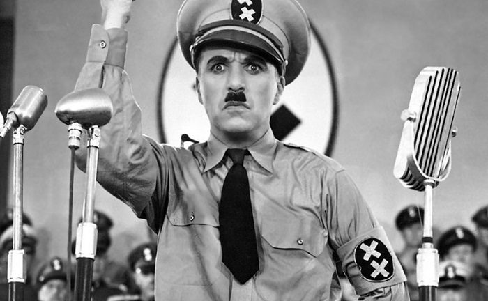 Charlie Chaplin, aktor dan komedian legendaris yang sangat populer di dunia.