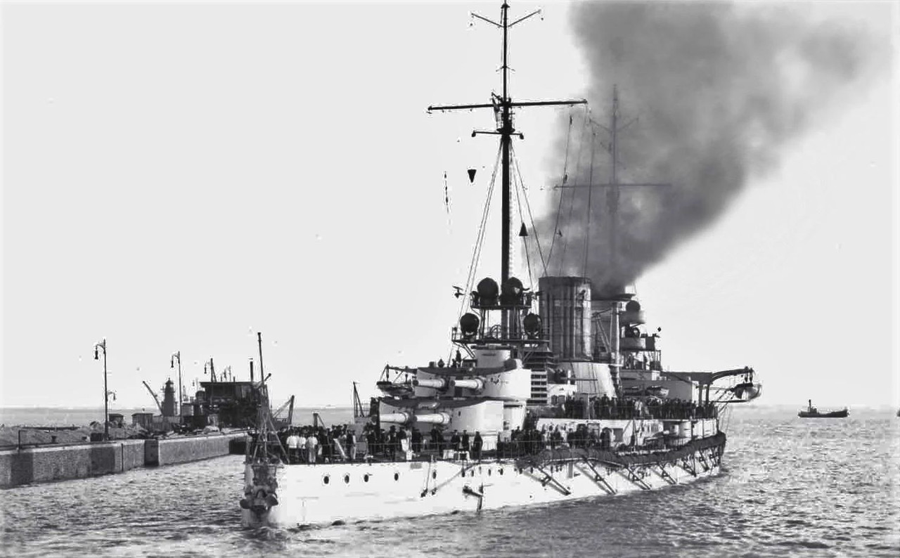 SMS-Goeben-sale-de-la-III-Esclusa-de-Wilhelmshaven-por-ultima-vez.jpg