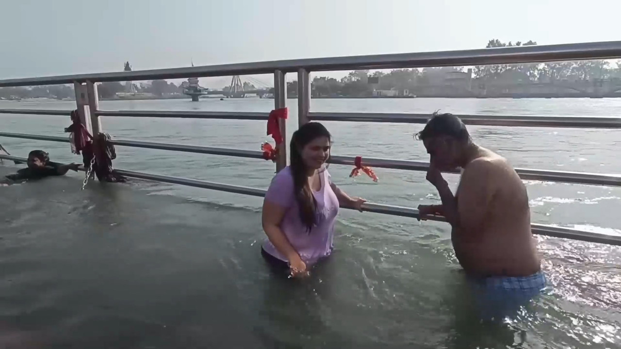 Busty chubby girl huge wet breasts in t-shirt.mp4_snapshot_01.34.291