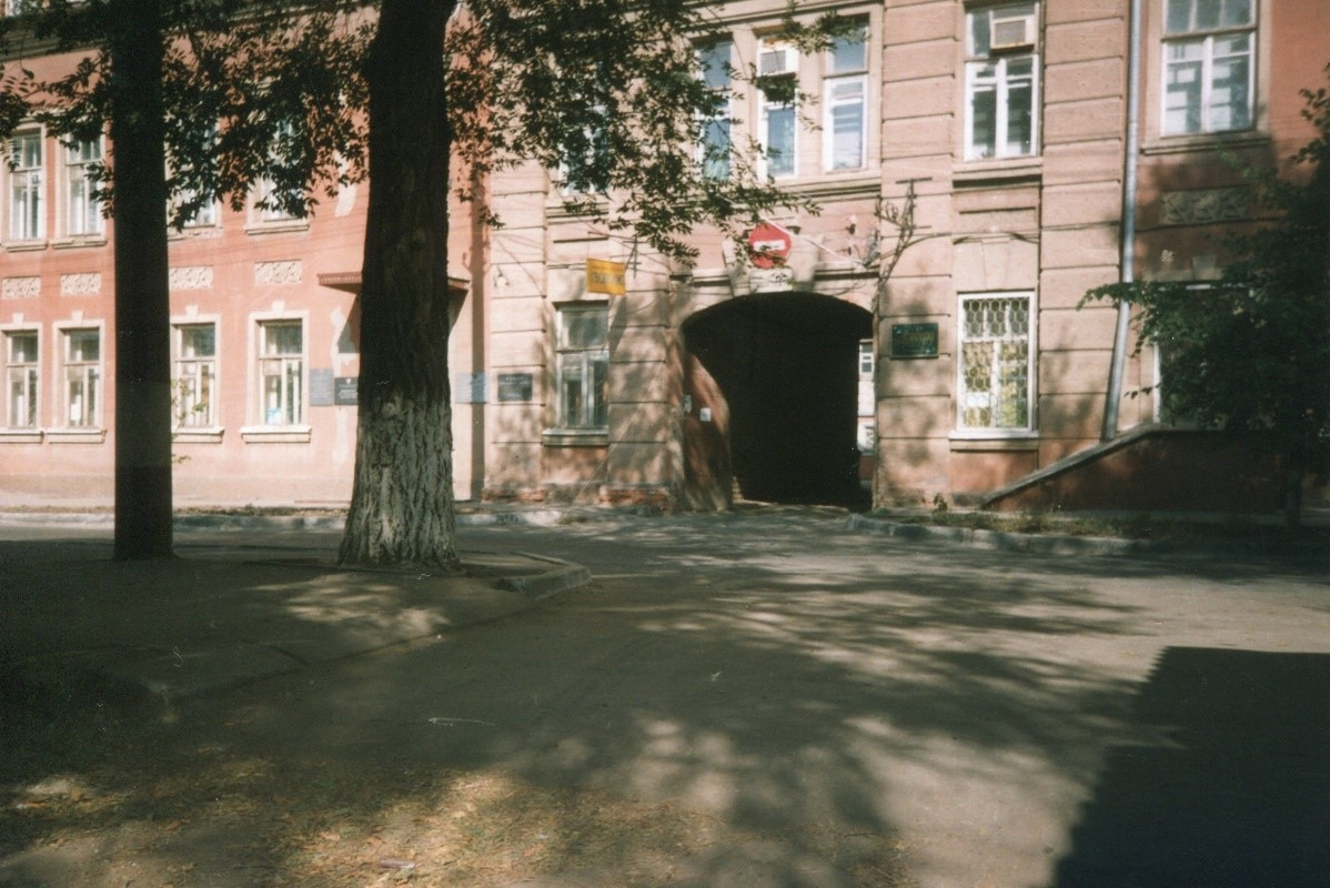 Энгельс, тюремные ворота НКВД.Фото 1999