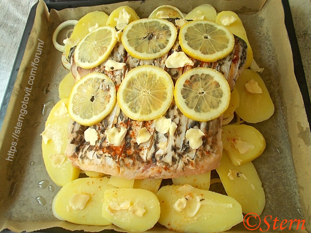 Лещ запеченный с картошкой и луком