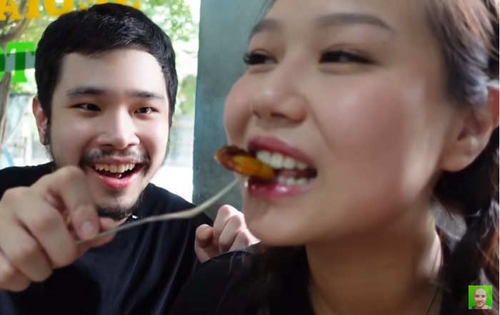 Momen Sisca Kohl mencicipi jengkol saat pertama kali mencoba makan masakan di warteg.