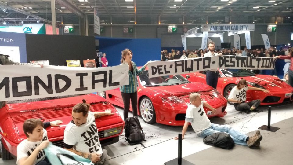 Activistas se pegan las manos a Ferraris en símbolo de protesta