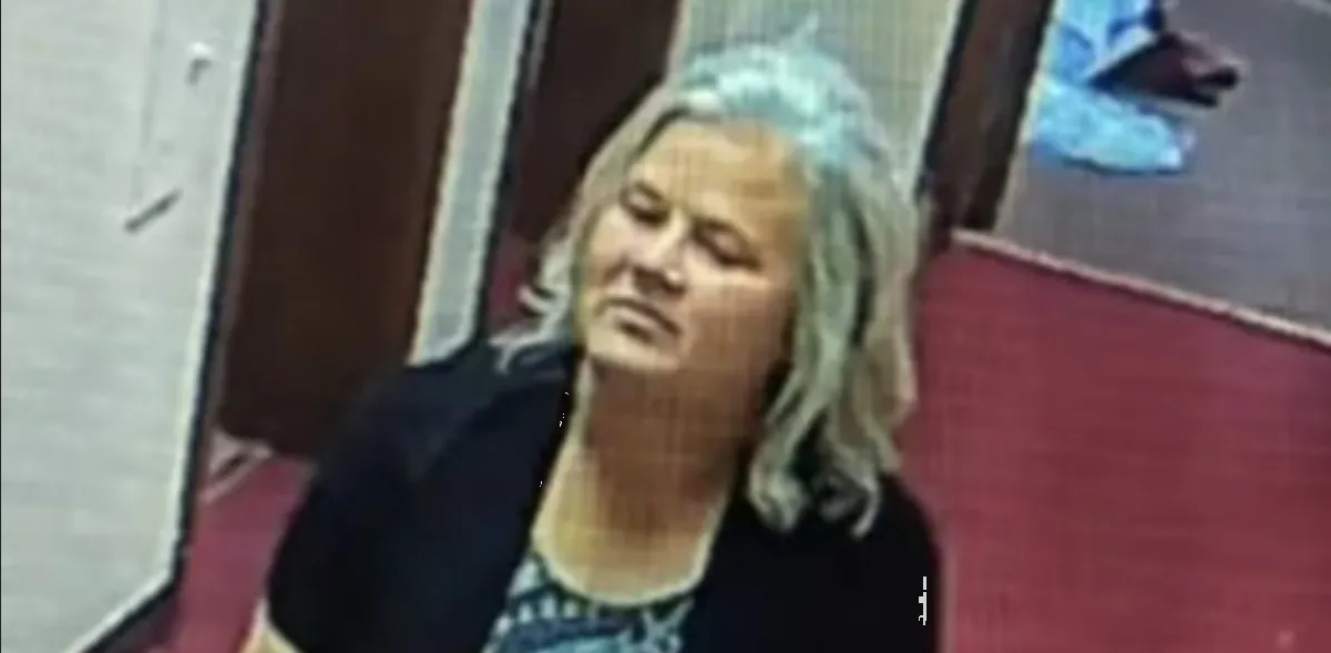 Mujer se colaba a bodas para robarse los regalos; ya fue detenida