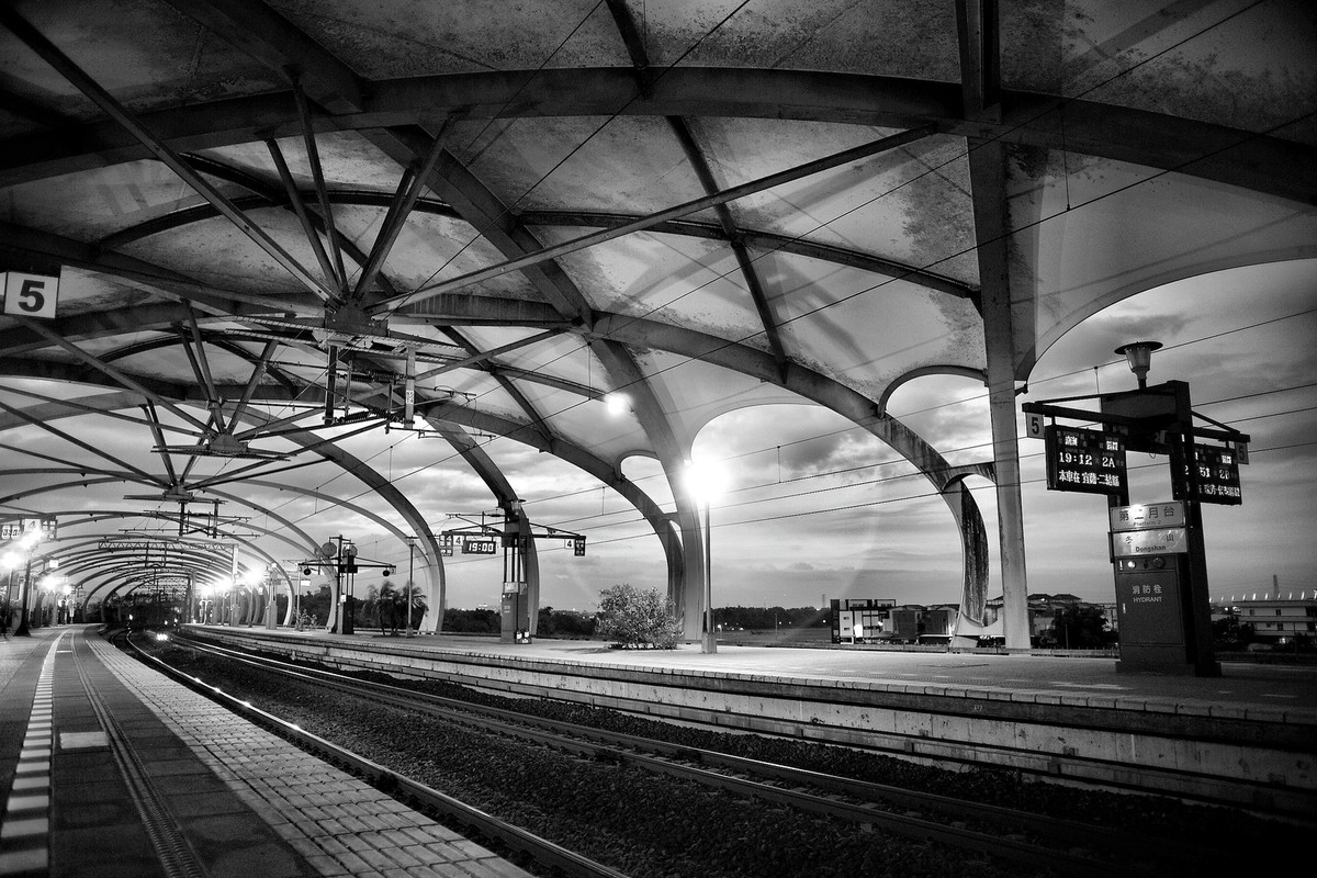 blcknwhitemptytrainstation.jpg