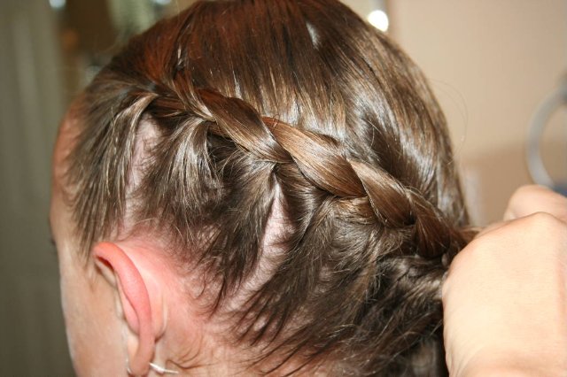Прически с косами на средние волосы для девочек и девушек. Фото, как сделать пошагово